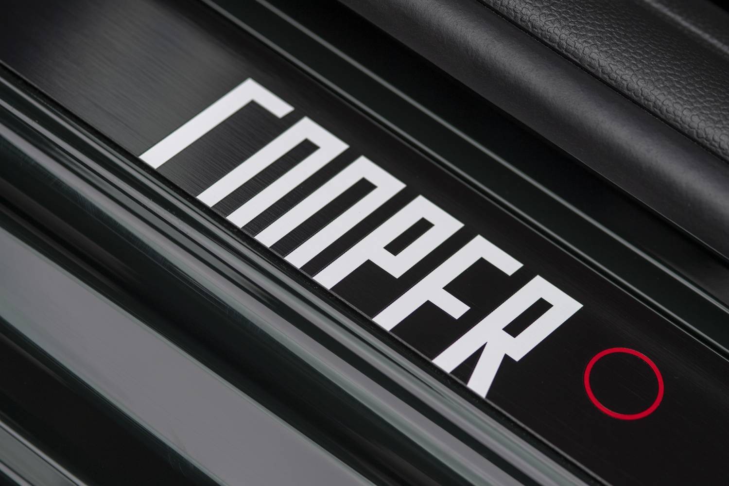 ‘COOPER’-LOGO OP DE INSTAPLIJSTEN